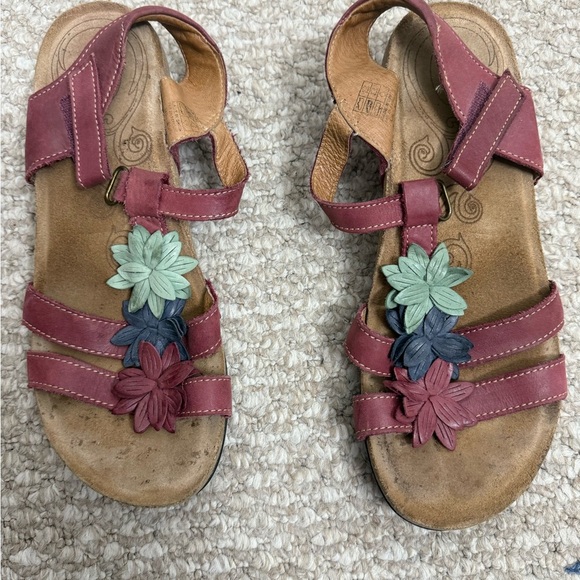 Taos Women’s red Leather Sandals Embellished With Flowers Size US 9-9.5 - Picture 2 of 10